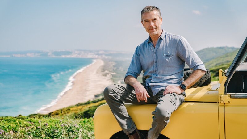 Vor der Küste Portugals entstehen einige der höchsten surfbaren Wellen der Welt. Dirk Steffens erkundet vor Ort in Nazaré das Geheimnis ihrer Entstehung. – Bild: ZDF und OLIVER ROETZ