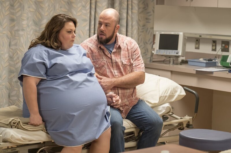 (v.l.n.r.) Kate Pearson (Chrissy Metz); Toby Damon (Chris Sullivan) – Bild: NBCUniversal Media, LLC /​ Ron Batzdorff