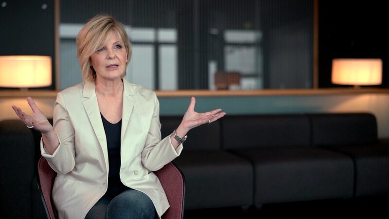 Carmen Nebel, selbst Showmasterin, erinnert sich in ‚ZDF-History‘ an große Fernsehlegenden in Ost und West und berichtet persönlich über unvergessene Shows, wie ‚Ein Kessel Buntes‘ oder ‚Wetten dass … ?‘. – Bild: Falko Korth, KR Film Berlin