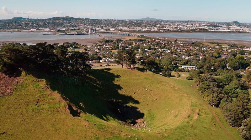 Ein Krater mitten in der Wirtschaftsmetropole Auckland. Unter ihr brodeln rund 50 schlafende Vulkane, die irgendwann ausbrechen werden. – Bild: phoenix/​NDR/​Autentic/​Scott Mouat