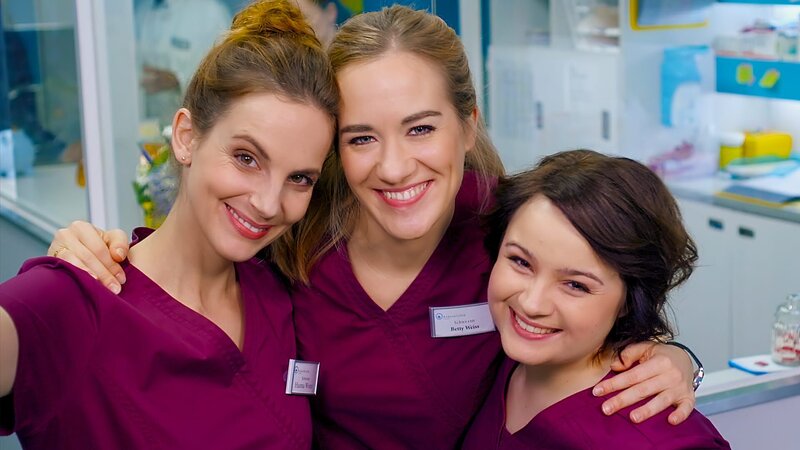 Hanna Winter (Marie Zielcke, l), Betty Weiss (Annina Hellenthal, m) und Talula Pfeifer (Carolin Walter, r) – Bild: ZDF und Willi Weber
