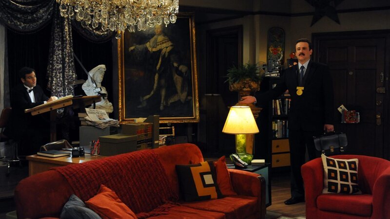 Das Jahr 2006 in der Vorstellung der Freunde: Ted (Josh Radnor, l.) und Marshall (Jason Segel, r.) … – Bild: Ron P. Jaffe /​ CBS /​ CBS ENTERTAINMENT /​ ©2012 CBS Broadcasting, Inc. All Rights Reserved.