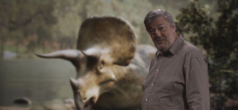 Stephen steht vor einem Triceratops. – Bild: RTL /​ (c) Mentorn /​ Der Asteroid