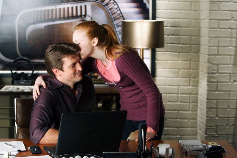 Alexis (Molly C. Quinn, r.) hat ihren Vater Richard Castle (Nathan Fillion, l.) längst durchschaut, was die Polizistin Kate Beckett betrifft. – Bild: Universal TV