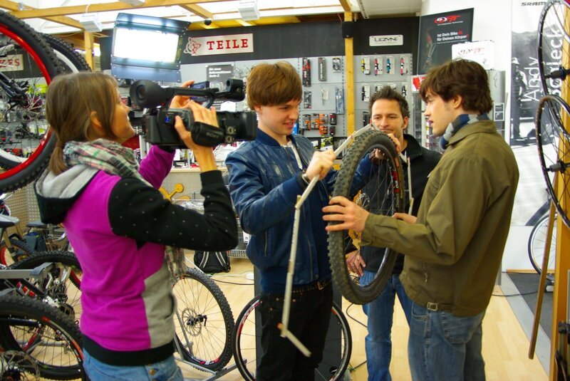 GRIPS Mathe – Mathematik zum Anfassen: Ausmessen des Kreisumfangs im Bike-Shop. – Bild: BR/​Thomas Neuschwander/​Thomas Neuschwander