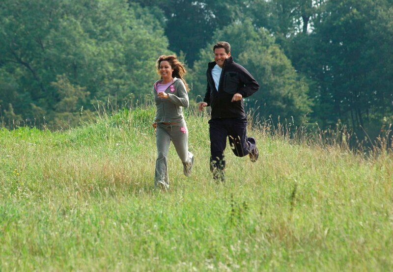 MDR Fernsehen FAMILIE DR. KLEIST III. STAFFEL FOLGE 37, „Verstimmungen“, am Sonntag (01.05.11) um 14:35 Uhr. Endlich mal wieder Zeit füreinander: Marlene (Christina Plate, l.) und Christian (Francis Fulton-smith, r.) beim gemeinsamen Joggen. – Bild: MDR/​Norbert Kuhröber