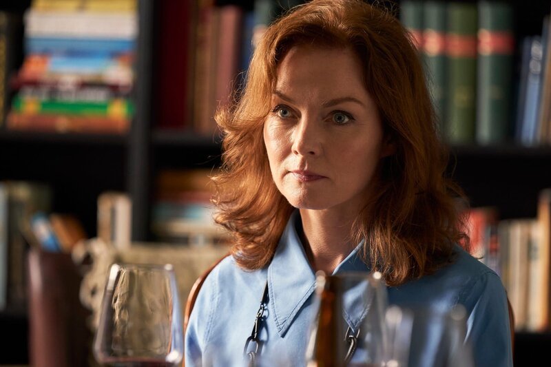 Noch nie konnte Denise (Aislín McGuckin) ihre Gefühle zeigen. Die erfolgreiche Anwältin versagt als Mutter, denn sie unterstützt ihre Tochter weder im Studium noch vor der Gewalt ihres Bruders. – Bild: ZDFneo