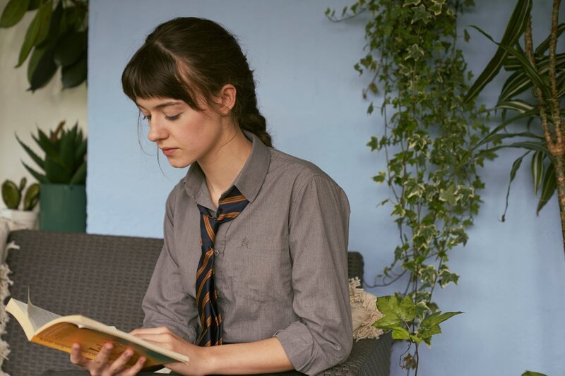 In der Schule wird die stille, intellektuelle Marianne (Daisy Edgar-Jones) gemobbt. Mit einem Schutzpanzer aus Arroganz versucht sie, die schwierige Schulzeit zu überstehen. – Bild: Enda Bowe