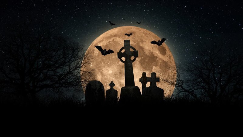 Gruselige Nachtlandschaft mit rotem Vollmond, Friedhof mit Kreuzen, Fledermäusen und Bäumen um Mitternacht, Halloween. Scary dunklen Tapete, Konzept – Bild: alones – stock.adobe.com /​ 645077934 /​ © THE HISTORY CHANNEL /​ A+E Networks