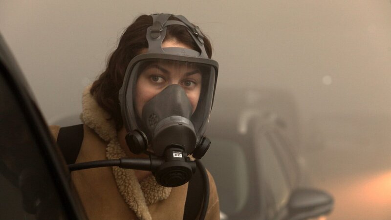 Anna (Olga Kurylenko) wird bei einer Besorgungstour in den, von einem giftigen Nebel verhüllten Straßen von Paris durch einen Zwischenfall von ihrem Mann Mathieu getrennt. – Bild: ZDF und JEAN-CLAUDE LOTHER./JEAN-CLAUDE LOTHER Anna (Olga Kurylenko) wird bei einer Besorgungstour in den, von einem giftigen Nebel verhüllten Straßen von Paris durch einen Zwischenfall von ihrem Mann Mathieu getrennt. – Bild: ZDF und JEAN-CLAUDE LOTHER./JEAN-CLAUDE LOTHER