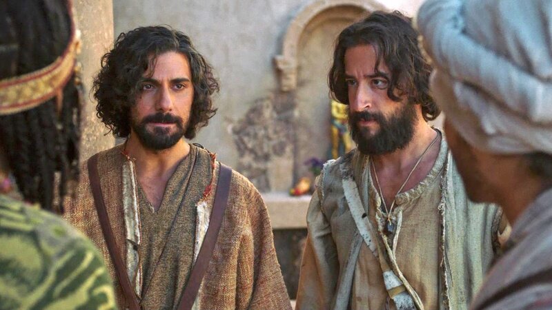 (v.l.) Tamar, die Aethiopierin (Amber Shana Williams), Andreas (Noah James), Philippus (Yoshi Barrigas), u.a. Verwendung nur in Verbindung mit der Programmkommunikation. – Bild: Bibel TV Redaktion