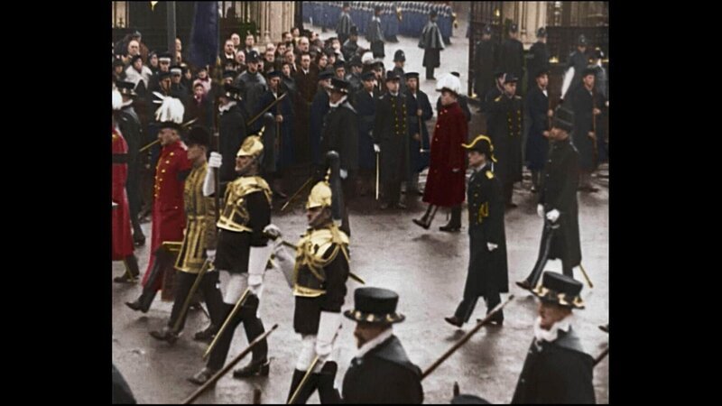 Trauerzug für König George V. Prinz von Wales. In der Mitte der Prozession Edward VIII., gekleidet in schwarzer Marineuniform, mit Gold besetzt ist. Flankiert wird er von einer Menge Schaulustiger und Militärs in Rot, Schwarz und Gold gekleidet sind. 20. Januar 1936 – Bild: RTL /​ © Azor Producciones /​ British Pathé