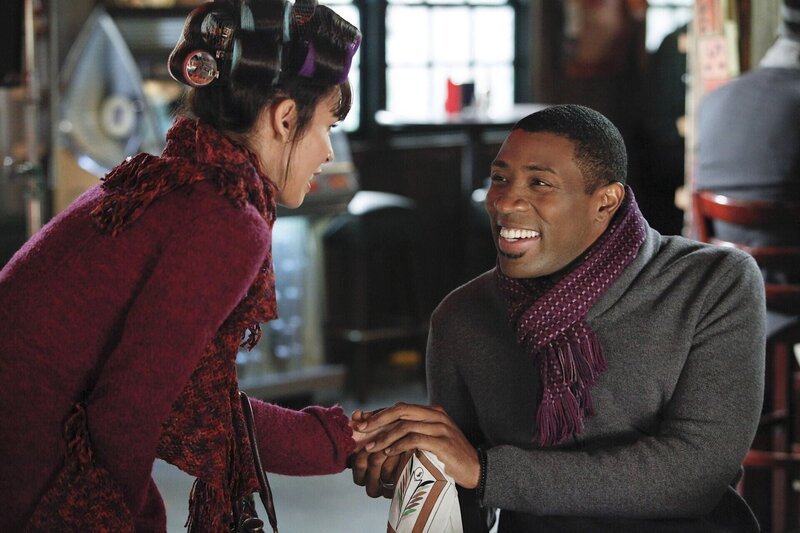 Endlich ist für Lavon (Cress Williams, r.) die Gelegenheit gekommen, Didi (Nadine Velazquez, l.) seinen Eltern vorzustellen. Wird das Treffen wie geplant verlaufen? – Bild: Warner Bros. Lizenzbild frei