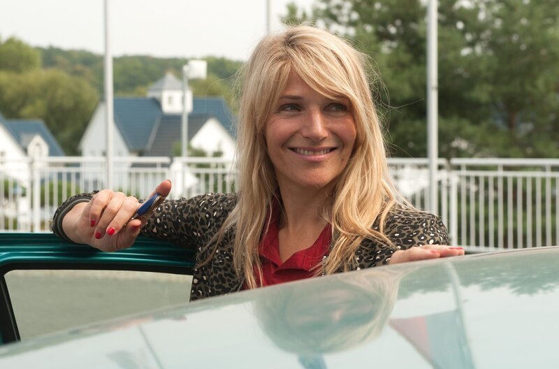 ONE LIEBE IST UNBERECHENBAR, am Sonntag (24.01.21) um 12:45 Uhr. Mathemuffel Judith (Tanja Wedhorn) geht ihre neue Aufgabe mit Optimismus an. © ARD Degeto/Britta Krehl, honorarfrei – Verwendung gemäß der AGB im engen inhaltlichen, redaktionellen Zusammenhang mit genannter Sendung bei Nennung „Bild: ARD Degeto/Britta Krehl“ (S2+). WDR Kommunikation/Redaktion Bild, Köln, Tel: 0221/220 -7132 oder -7133, Fax: -777132, bildredaktion@wdr.de – Bild: ARD Degeto/Britta Krehl / WDR Kommunikation/Redaktion Bild ONE LIEBE IST UNBERECHENBAR, am Sonntag (24.01.21) um 12:45 Uhr. Mathemuffel Judith (Tanja Wedhorn) geht ihre neue Aufgabe mit Optimismus an. © ARD Degeto/Britta Krehl, honorarfrei – Verwendung gemäß der AGB im engen inhaltlichen, redaktionellen Zusammenhang mit genannter Sendung bei Nennung „Bild: ARD Degeto/Britta Krehl“ (S2+). WDR Kommunikation/Redaktion Bild, Köln, Tel: 0221/220 -7132 oder -7133, Fax: -777132, bildredaktion@wdr.de – Bild: ARD Degeto/Britta Krehl / WDR Kommunikation/Redaktion Bild