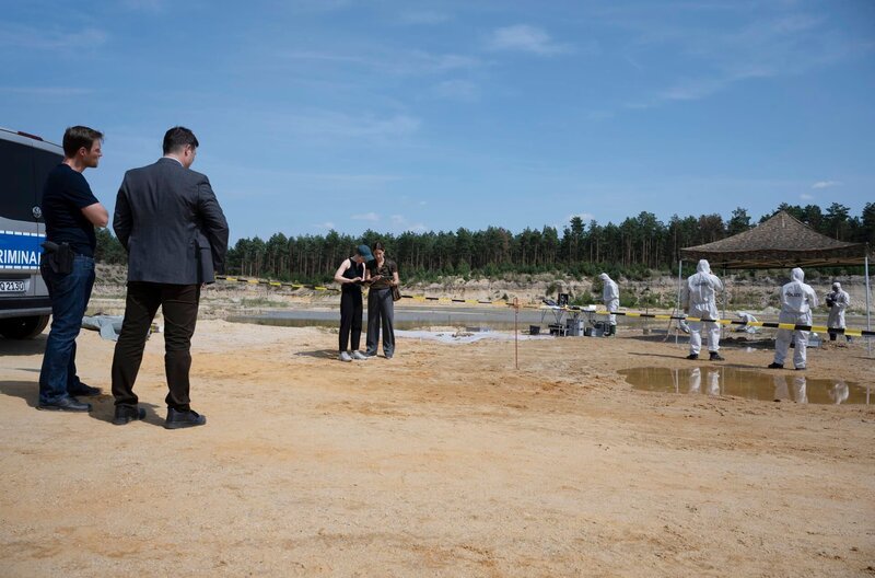 Torsten Moll, Maik Briegand, Annalena Gottknecht, Saskia Wollschläger, Komparserie – Bild: MDR/​Moovie/​Anke Neugebauer