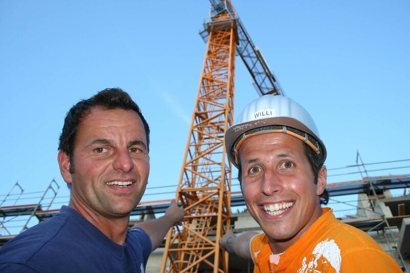 Willi mit dem Monteur Jörgi Lungwitz auf der Baustelle in Oberschleißheim. – Bild: megaherz gmbh