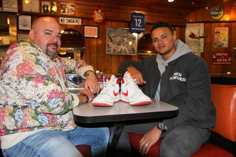 Nick Fiorell der Besitzer der teuersten Sneakers der Welt „Nike Air Ships“ und Jermaine Jenas. – Bild: ORF/​BossaNova Media/​Debbie Elliot