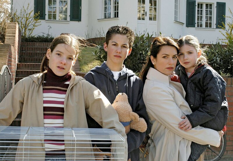 Glück auf halber Treppe – Bild: ARD Degeto/​Katrin Knoke