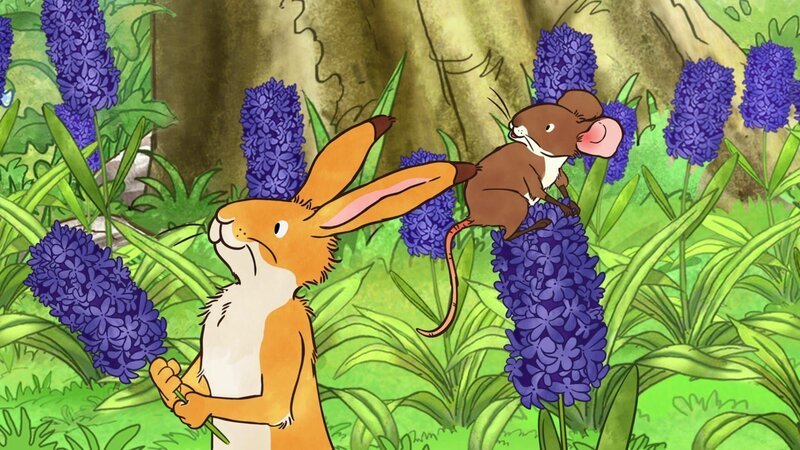 Kleiner brauner Hase Mit begibt sich mit seiner Freundin, der kleinen Feldmaus,auf die Suche nach dem besonderen Duft und finden herrlich duftende Blumen auf der Wiese. – Bild: „Bild: KiKA/​SLR Productions Australia Pty.Ltd./​Scrawl Studios Pte Ltd./​