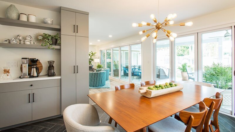 Eine Familie zieht in ein eigenes Haus in der Küstengemeinde Anna Maria Island in Florida. Christina verhilft dem Haus zu einem modernen Look mit Beach Feeling. Sie krempelt die Küche um und unterstreicht den Mid-Century-Geschmack der Eigentümer. Christinas zweites Projekt – ein Haus für sich und ihre Familie zu finden – gestaltet sich derweil schwerer als gedacht. Die Unternehmerin und Mutter wird ungeduldig. – Bild: HGTV