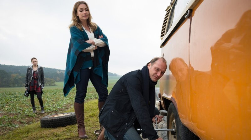 Nicht nur in der Ehe von Charlotte (Aglaia Szyszkowitz) und Erik (Martin Brambach) läuft nicht alles rund. Links: Fiona (Lena Urzendowsky). – Bild: ZDF und ARD Degeto/​Stephan Rabold.