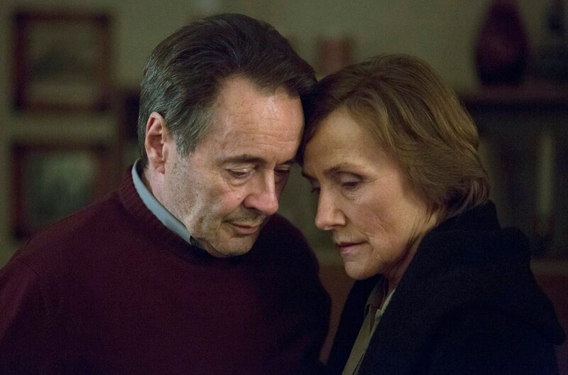 ARD WEISSENSEE, IV. Staffel (6 neue Folgen), Folge 24 „Am Ende des Tages“, am Donnerstag (10.05.18) um 21:00 Uhr im Ersten. Marlene Kupfer (Ruth Reinecke, r.) und ihr Mann Hans (Uwe Kockisch, l.) haben erfahren, dass Dunja Hausmann tot in Paris aufgefunden wurde. © ARD/​Frederic Batier – honorarfrei, Verwendung gemäß der AGB im engen inhaltlichen, redaktionellen Zusammenhang mit genannter ARD-Sendung bei Nennung: „Bild: © ARD/​Frederic Batier“ (S2). ARD Programmdirektion/​Bildredaktion, Tel. 089/​5900 23879, mail bildredaktion@daserste.de – Bild: © ARD/​Frederic Batier
