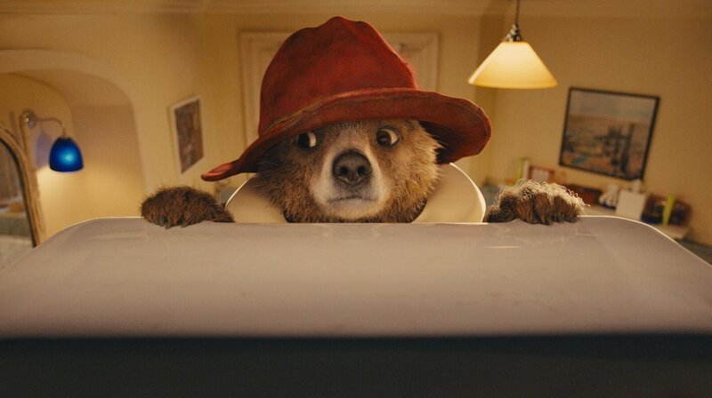 Kurz vor dem Totalschaden: Im Badezimmer von Familie Brown richtet Paddington ungewollt ein großes Desaster an. – Bild: ORF/​Studio Canal