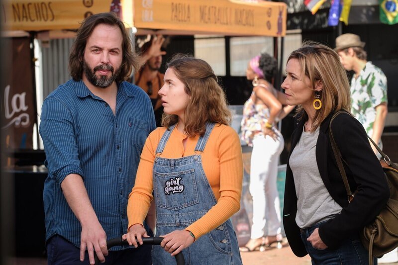 (v.l.n.r.) Dom Chalmers (Angus Sampson); Olympia „Oly“ Chalmers-Davis (Nathalie Morris); Angie Davis (Claudia Karvan) – Bild: 2020 Roadshow Productions Pty Limited, Stan, Create NSW, Screen Australia All Rights Reserved. Licensed by ITV Studios Ltd. Lizenzbild frei