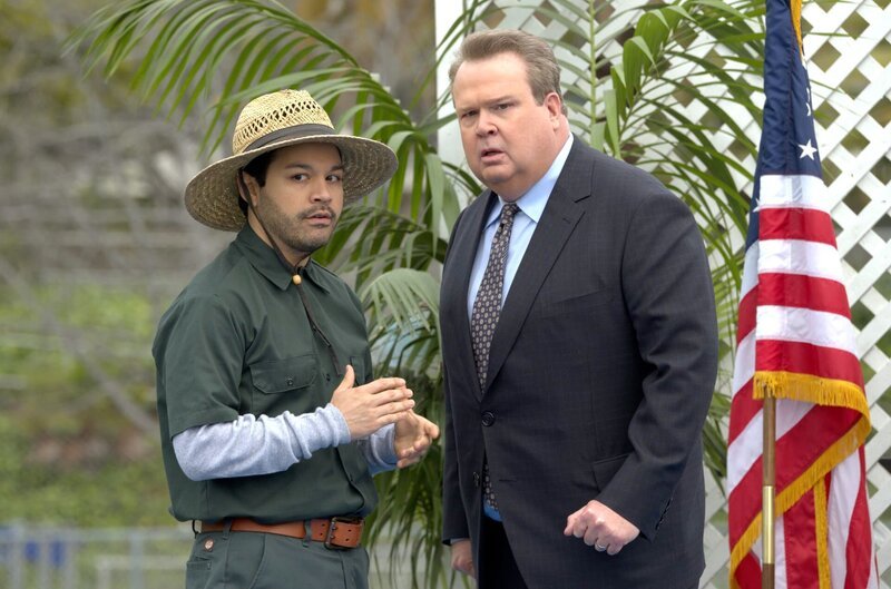 L-R: Groundskeeper (Jay Pichardo), Cameron Tucker (Eric Stonestreet) – Bild: Tony Rivetti Jr. /​ Tony Rivetti Jr., SMPSP