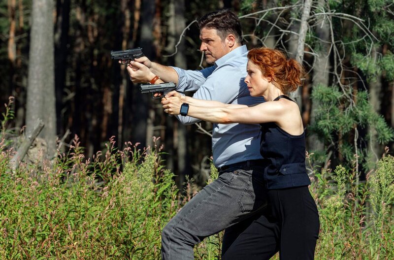 Maik Briegand (Misel Maticevic) und Annalena Gottknecht (Odine Johne) auf der Jagd nach dem Mörder – Bild: MDR/​Moovie/​Steffen Junghans