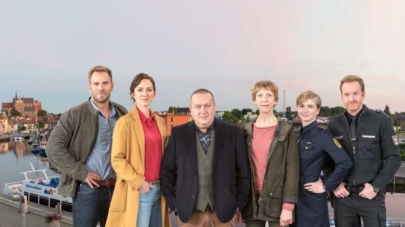 Dominic Boeer spielt Lars Pöhlmann, Nike Fuhrmann spielt Karoline Joost, Udo Kroschwald spielt Jan Reuter, Katharina Blaschke spielt Dr. Helene Sturbeck, Sidsel Hindhede spielt Stine Bergendal, Mathias Junge spielt Kai Timmermann – Bild: ZDF und Marc Meyerbroeker.