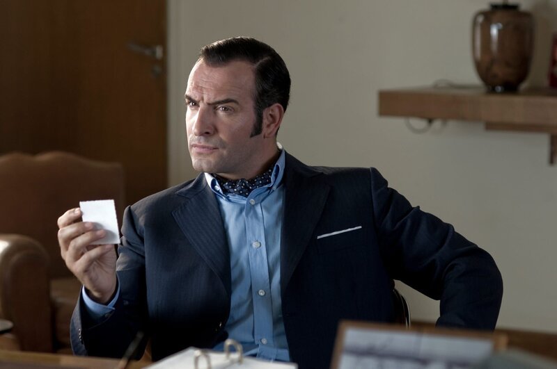 OSS 117 (Jean Dujardin) wird, als Jorunalist getarnt und unter falschem Namen, nach Brasilien geschickt. – Bild: ZDF und EMILIE DE LA HOSSERAYE