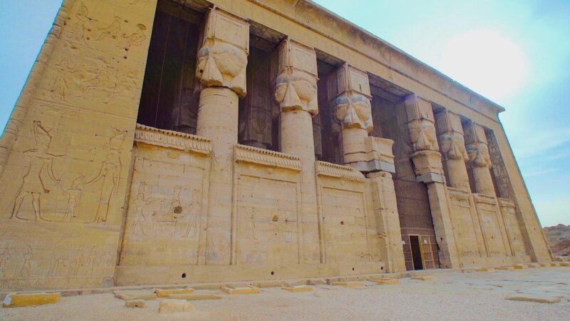 Der Tempel von Dendera, eine der wichtigsten Tempelanlagen Ägyptens, wurde zu Ehren der Göttin Hathor erbaut. – Bild: ZDF und © Windfall Films./​© Windfall Films