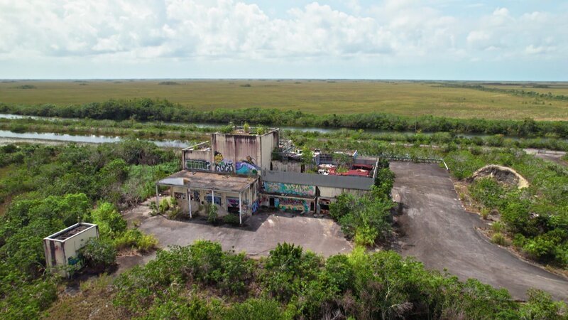 In dieser Anlage in den Everglades wurden Feststoffraketenantriebe für die Raumfahrt erforscht und getestet. – Bild: Beyond Entertainment Limited/​WeltN24 GmbH/​Axel Springer Deutschland GmbH