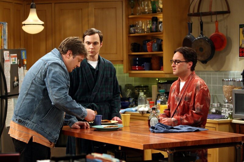 Leonard (Johnny Galecki, r.) ist irritiert, als sich Jimmy Speckerman (Lance Barber, l.), der Schüler, der ihn während der Highschool-Zeit auf übelste Art und Weise gemobbt hat, mit ihm treffen will. Nach einigem Hin und Her beschließt er, seinen Peiniger von einst zu treffen und von ihm eine Entschuldigung für all die Gräueltaten zu fordern. Sheldon (Jim Parsons, M.) steht ihm dabei bei … – Bild: Warner Bros. Television Lizenzbild frei