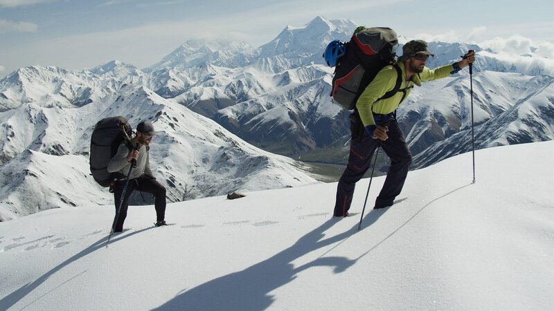 Hochgebirge und tiefe Täler in einem weiten Gebiet erwarteten die Abenteurer (Gavin McClurg und Dave Turner) – Bild: Bergblick