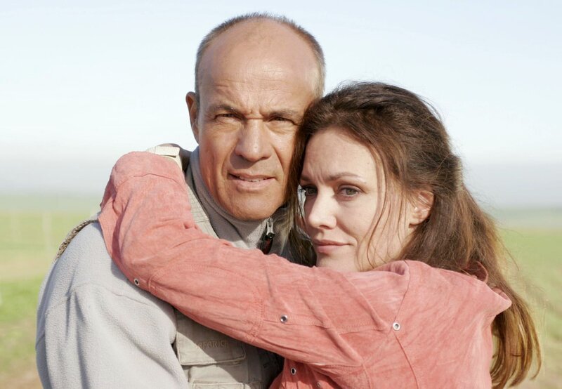 hr-fernsehen DAS GLÜCK AM ANDEREN ENDE DER WELT, TEIL 2, Spielfilm, Deutschland 2007, Regie: Dietmar Klein, am Sonntag (04.03.12) um 15:15 Uhr. Seit dem Unfalltod von Hannas (Maja Maranow) Tochter scheint ein Schatten auf der Beziehung zwischen ihr und dem Farmer Wolf (Heiner Lauterbach) zu liegen. – Bild: HR/​Degeto/​Boris Guderjahn