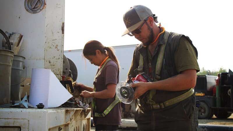 L-R: Faith Teng und Kevin Beets arbeiten im hinteren Teil des Service-Trucks – Bild: Warner Bros. Discovery