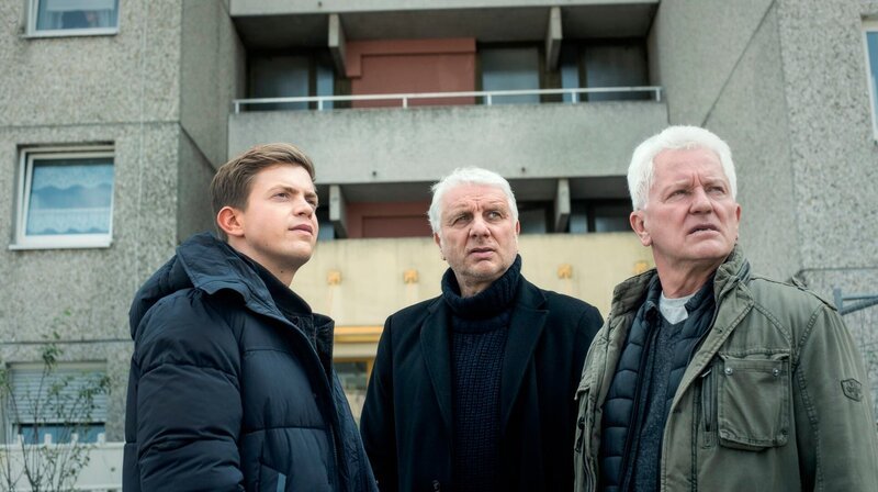 Die beiden Münchner Kriminalhauptkommissare Ivo Batic (Miroslav Nemec, rechts) und Franz Leitmayr (Udo Wachtveitl, Mitte) mit ihrem Kollegen Kriminalkommissar Kalli Hammermann (Ferdinand Hofer). – Bild: BR/​WDR/​X Filme Creative Pool GmbH/​Hagen Keller