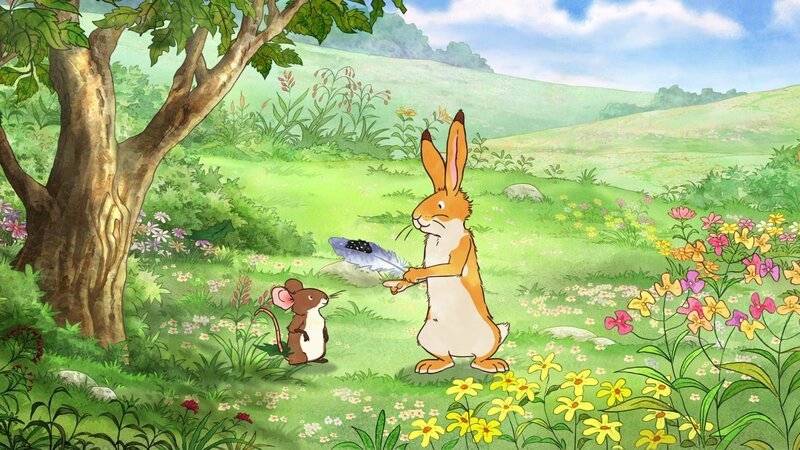 Kleiner brauner Hase zeigt der kleinen Feldmaus voller Stolz die schöne Feder, die er geschenkt bekommen hat. – Bild: KiKA/​SLR Productions Australia Pty.Ltd./​Scrawl Studios Pte Ltd./​hr/​ARD