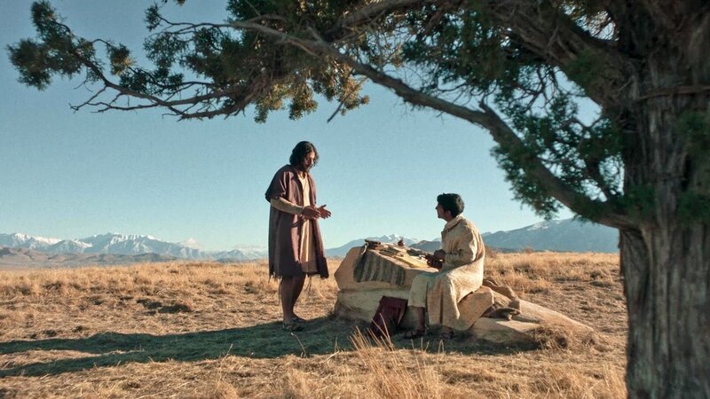 (v.l.) Jesus (Jonathan Roumie), Matthaeus (Paras Patel) – Bild: Bibel TV