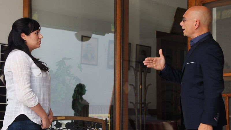 Host Anthony Melchiorri talks to owner outside Gardner Hotel in El Paso, TX – Bild: The Travel Channel, L.L.C.