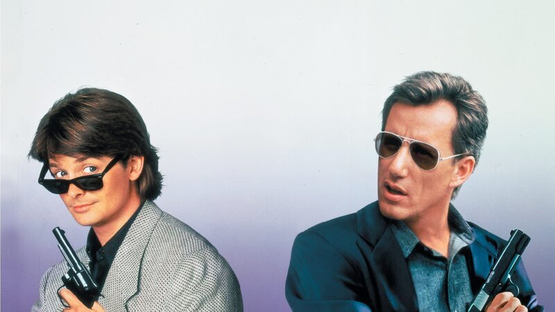 Der beliebte Hollywoodschauspieler Nick Lang (Michael J. Fox, l.) geht bei dem harten Polizist John Moss (James Woods, r.) in die Lehre, um in einem realistischen Cop-Thriller brillieren zu können. – Bild: ZDF und Jessica Burstein Der beliebte Hollywoodschauspieler Nick Lang (Michael J. Fox, l.) geht bei dem harten Polizist John Moss (James Woods, r.) in die Lehre, um in einem realistischen Cop-Thriller brillieren zu können. – Bild: ZDF und Jessica Burstein