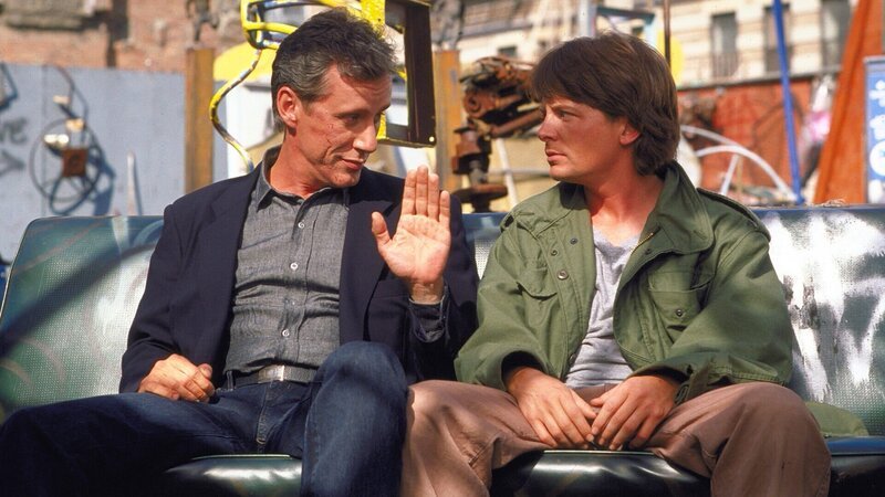 Hollywood-Schauspieler Nick Lang (Michael J. Fox, r.) geht bei dem hartgesottenen Cop John Moss (James Woods, l.) in die Lehre, um Erfahrungen für einen realistischen Polizeifilm zu sammeln. – Bild: ZDF und Jessica Burstein