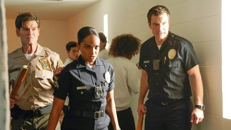 Während des Besuchs in der Haftanstalt, wird von den gewaltbereiten Gefangenen ein Alarm ausgelöst, sodass John Nolan (Nathan Fillion, r.), Deputy Sharp (Don Swayze, l.) und Nyla Harper (Mekia Cox, M.) sich selbst verteidigen müssen. – Bild: ZDF und Jennifer Clasen./​Jennifer Clasen