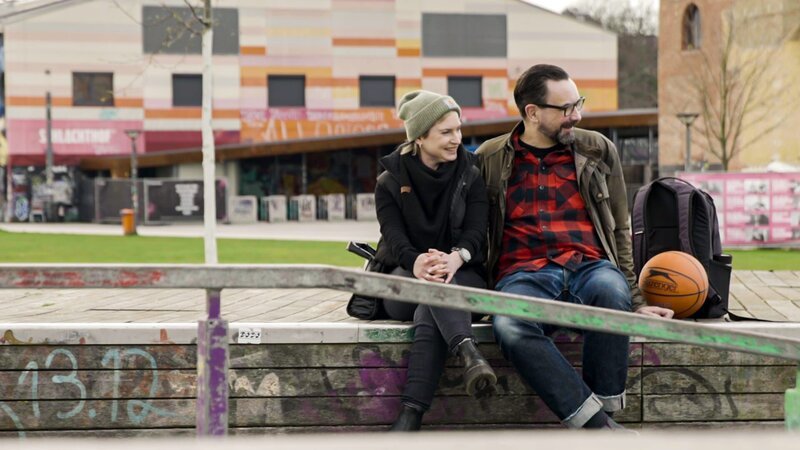 Marc (r.) wurde schon als Säugling adoptiert. Ein Familienmodell also, dass er aus eigener Erfahrung zusammen mit seiner Frau Katja (l.) auch als Eltern weiterleben will. – Bild: ZDF und Philip Flämig.