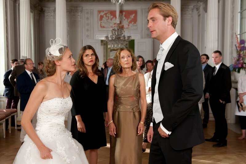 Lulu (Inez Bjørg David, l.) ist entsetzt, dass Patrick (Bernd-Christian Althoff, r.) sie belogen hat und will an ihrem Hochzeitstag die Beziehung beenden – unter den Augen von Gerri (Katharina Wackernagel), Dorothea (Eleonore Weisgerber) und den übrigen Gästen. in Verbindung mit der Sendung bei Nennung ZDF/​Fotografin: Britta Krehl – Bild: ZDF/​Fotografin: Britta Krehl