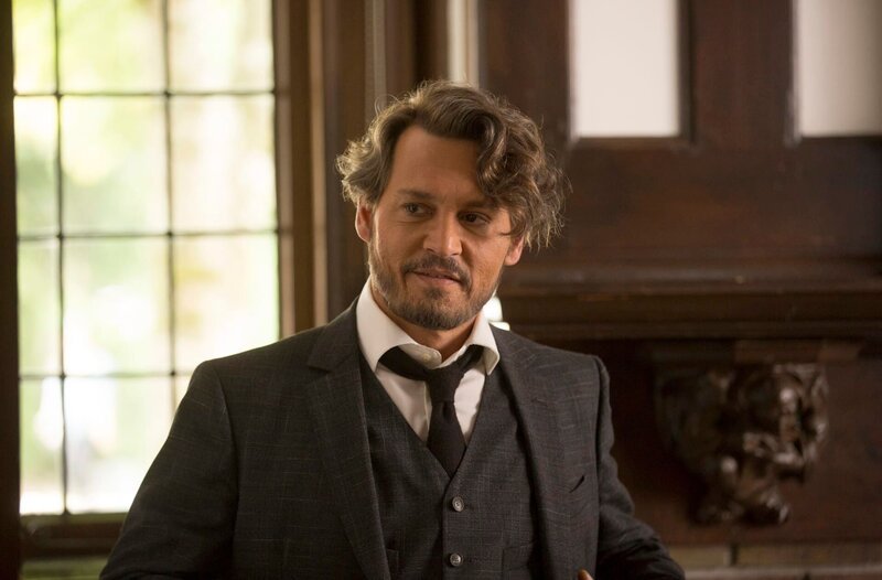 Richard (Johnny Depp) ist Professor für Englisch. Nach seiner Krebsdiagnose will er sich in seinem Seminar nur noch mit wirklich interessierten Studierenden abgeben. Wer noch nie ein Buch mit unendlichem Vergnügen gelesen habe, solle bitte gehen. – Bild: MDR/LEONINE/Wayne Roberts Richard (Johnny Depp) ist Professor für Englisch. Nach seiner Krebsdiagnose will er sich in seinem Seminar nur noch mit wirklich interessierten Studierenden abgeben. Wer noch nie ein Buch mit unendlichem Vergnügen gelesen habe, solle bitte gehen. – Bild: MDR/LEONINE/Wayne Roberts