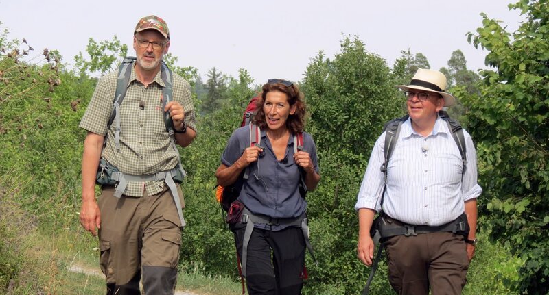 Zwei Tage Wandern durch den Naturpark Schönbuch bei Tübingen. V.li.: Peter Wohlleben, Adele Neuhauser und Denis Scheck. – Bild: SWR/​Encanto