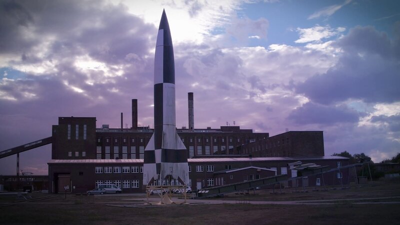 Mit dem Baubeginn im Jahre 1936 sollte die militärische Abschussrampe im deutschen Peenemünde auf der Ostseeinsel Usedom die erste Raketenteststation weltweit werden. – Bild: N24 Doku